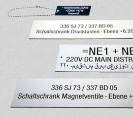 Schilder mit Nummern und Beschriftungen für Schaltschrank und Stromverteilung auf hellem Hintergrund.