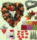 Herzförmiger Kranz mit Blumen, Blätter, Herzen, Bänder und weiteren Deko-Utensilien.