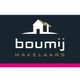 Wit huislogo boven tekst "boumij makelaars" op donkere achtergrond met roze streep.