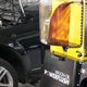 Auto-onderhoud met een Kroon-Oil PowerFlush-machine naast een open motorkap.