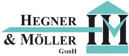 Logo der Hegner & Möller GmbH mit stilisiertem Gebäudesymbol in Schwarz und Türkis.