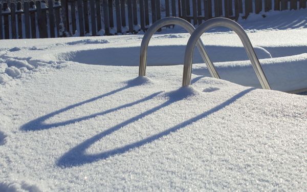 Pool mit Schnee bedeckt