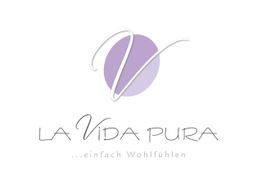 „La Vida Pura“-Logo mit lila Kreis und Schriftzug „...einfach Wohlfühlen“.