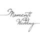 Scritta calligrafica in nero: "Momenti Wedding" su sfondo bianco.