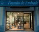Tienda de joyas "Fajardo de Andrade" con vitrinas llenas de collares y adornos.
