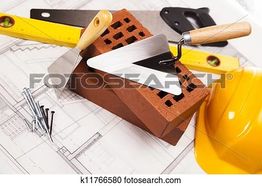 Bloco, espátula e capacete sobre planta arquitetônica, com pregos e serrote ao fundo.