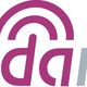 Logo mit Schriftzug „audako“ in Grau und Rosa, darüber bogenförmiges rosa Symbol.