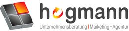 Logo der Firma Hogmann: Vier graue Quadrate, eines orange. Text: Unternehmensberatung.