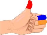 Daumen hoch mit rotem Band, Zeige- und Mittelfinger umwickelt mit blauem und orangem Band.