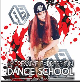 Tänzerin mit rotem Haar, schwarzem Shirt und Kappe vor buntem Hintergrund: Tanzschule-Werbung.