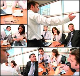 Menschen in einem Büro bei einer Besprechung. Sie arbeiten am Laptop und diskutieren angeregt.