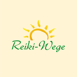 „Reiki-Wege“ Logo mit grünem Schriftzug und gelber Sonne auf beigem Hintergrund.