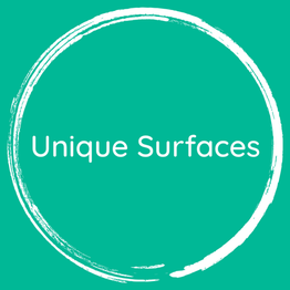 Kreis mit der Aufschrift "Unique Surfaces" auf grünem Hintergrund.