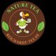 Kreislogo mit fröhlicher Ente, Tasse und Teepackung, umgeben von Blättern. Text: „Nature Tea“.