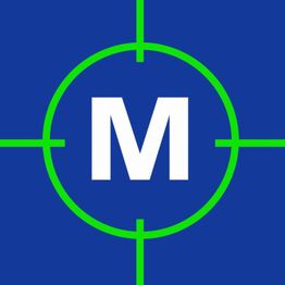 Blauer Hintergrund mit grünem Fadenkreuz und einem weißen Buchstaben "M" in der Mitte.