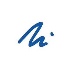 Blauer, abstrakter Pinselstrich auf weißem Hintergrund; erinnert an ein stilisiertes "m".