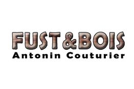 Texte : "Fust & Bois Antonin Couturier" en bois et noir.