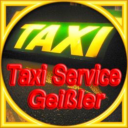 Taxischild mit der Aufschrift "Taxi Service Geißler" in gelb und rot auf dunklem Hintergrund.