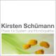Praxis-Logo mit dem Text: "Kirsten Schümann, Praxis für System und Homöopathie", darunter Blüten.