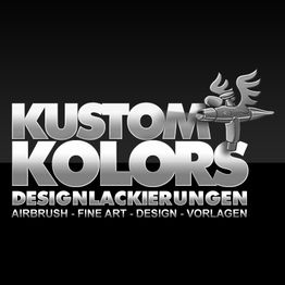 Silbernes Logo: "Kustom Kolors Designlackierungen" mit Flügelmotiv. Airbrush und Design spezifiziert.