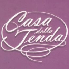 Scritta "Casa della Tenda" bianca su sfondo viola.