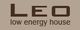 Scritta "LEO low energy house" su sfondo beige.