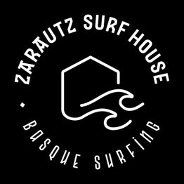 Logotipo en blanco de Zarautz Surf House con una ola en fondo negro.