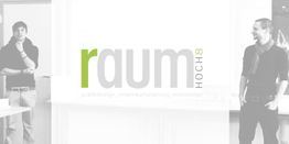 Zwei Männer stehen neben dem Logo "raumHOCH8", das in großer Schrift dargestellt ist.