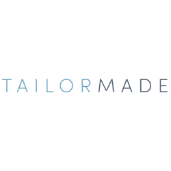 Schriftzug "TAILORMADE" in blauen und grauen Buchstaben auf weißem Hintergrund.