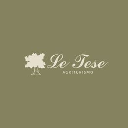 Logo di un agriturismo su sfondo verde oliva con un albero e il testo "Le Tese Agriturismo".