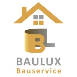 Logo mit Dach, Fenster, „BL“-Symbol und Text „BAULUX Bauservice“ in Gold und Grau.