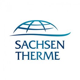 Logo der Sachsen Therme mit stilisiertem blauen Bogen und Schriftzug in blau.