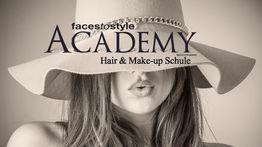 Frau mit großem Hut, verdecktem Gesicht. Text: "Facestostyle Academy, Hair & Make-up Schule".