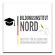 Bildungsinstitut Nord Logo mit Doktorhut, Deutschlandfarben, Text und stilisiertem Blatt.