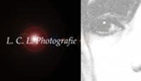 Links steht „L. C. L. Photografie“ vor schwarzem Hintergrund, rechts ein Schwarzweißbild eines Auges.