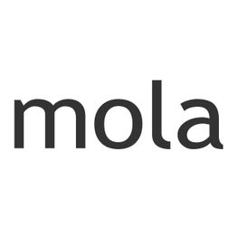 Schwarzer Schriftzug "mola" auf weißem Hintergrund.