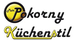 Logo mit geschwungener Schrift: "Petr Pokorny Küchenstil" in Schwarz und Gelb.