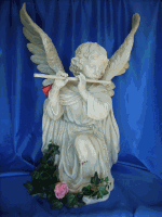 Engelsstatue aus Stein mit Flöte, umgeben von Rosen vor blauem Hintergrund.