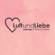 Logo mit Herzsymbol, Text: "Luft und Liebe, Leipzigs Erlebnis Duftbar", rosa Hintergrund.