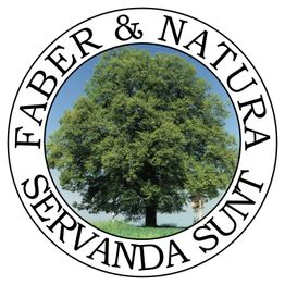 Großer Baum in der Mitte des Kreises mit der Aufschrift "FABER & NATURA SERVANDA SUNT".