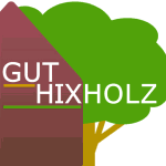 Logo mit einem Haus und Baum, Schriftzug "Gut Hixholz" mittig in Weiß.