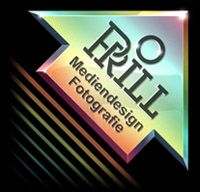 Buntes Firmenlogo mit Text: "PRILL Mediendesign Fotografie" auf schwarzem Hintergrund.