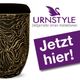 Dekorative Urne mit floralem Muster, Text: "Urnstyle, Jetzt hier!"