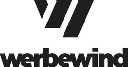 Schwarzes Logo mit abstraktem "W" über dem Text "werbewind" auf weißem Hintergrund.