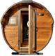 Holzsauna in Fassform mit geöffneter Tür, zeigt gemütliches Inneres und kleines Fenster an der Seite.