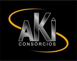 Logotipo "Aki Consórcios" com letras cinzas e curvas laranjas em fundo preto.