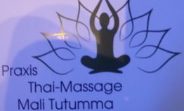 Praxis-Logo mit einer sitzenden Figur und dem Text: "Praxis Thai-Massage Mali Tutumma".