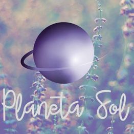 Planeta púrpura con anillos y fondo floral difuminado; texto: "Planeta Sol".