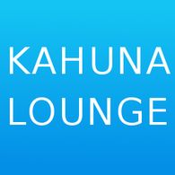 Text „Kahuna Lounge“ auf blauem Hintergrund.