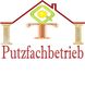 Logo mit stilisiertem Haus und Säulen, Text: "Putzfachbetrieb".